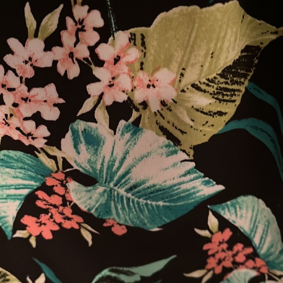 Per Seption Concept- Cut out shoulder tank top, open criss cross, floral, Size M - Picture 4 of 5